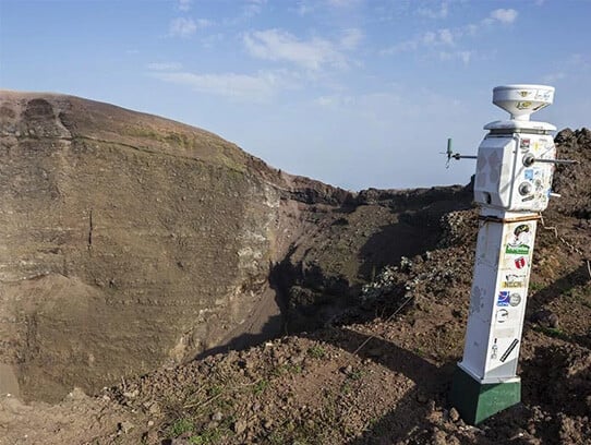 g8u9-seismograph-machine-on-mountain