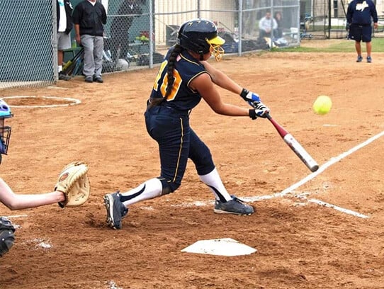g8u1_girl-hitting-ball